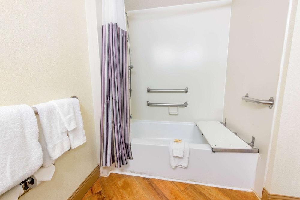 La Quinta Inn & Suites by Wyndham Ft Lauderdale Cypress Cr photo 11