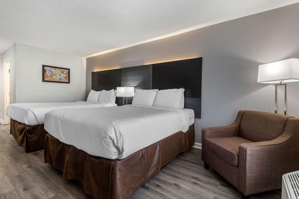 Econo Lodge at the University photo 17