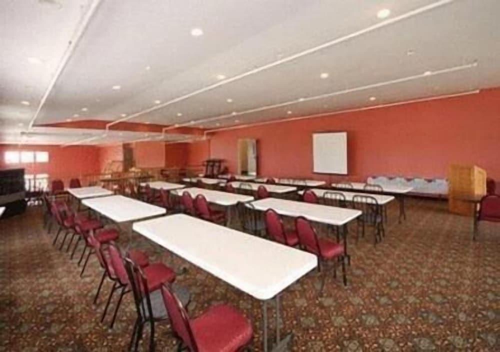 Crown Choice Inn & Suites Lakeview & Waterpark photo 21