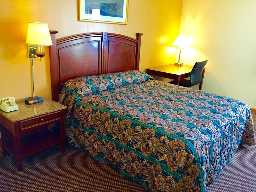 Executive Inn and Suites photo 3