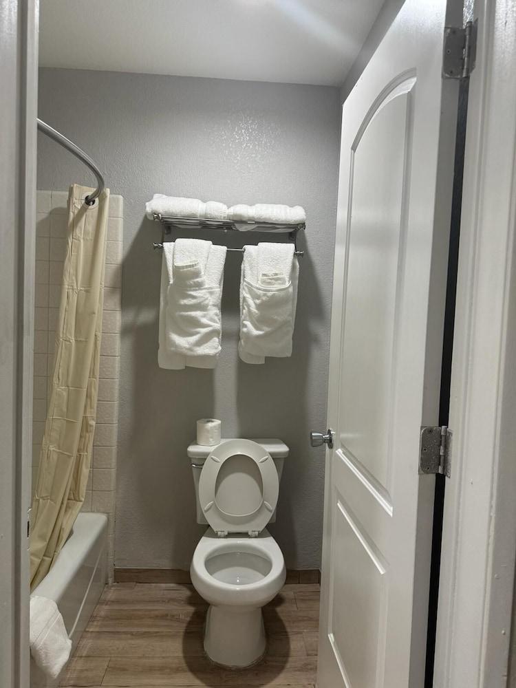 Baymont by Wyndham Bakersfield photo 18