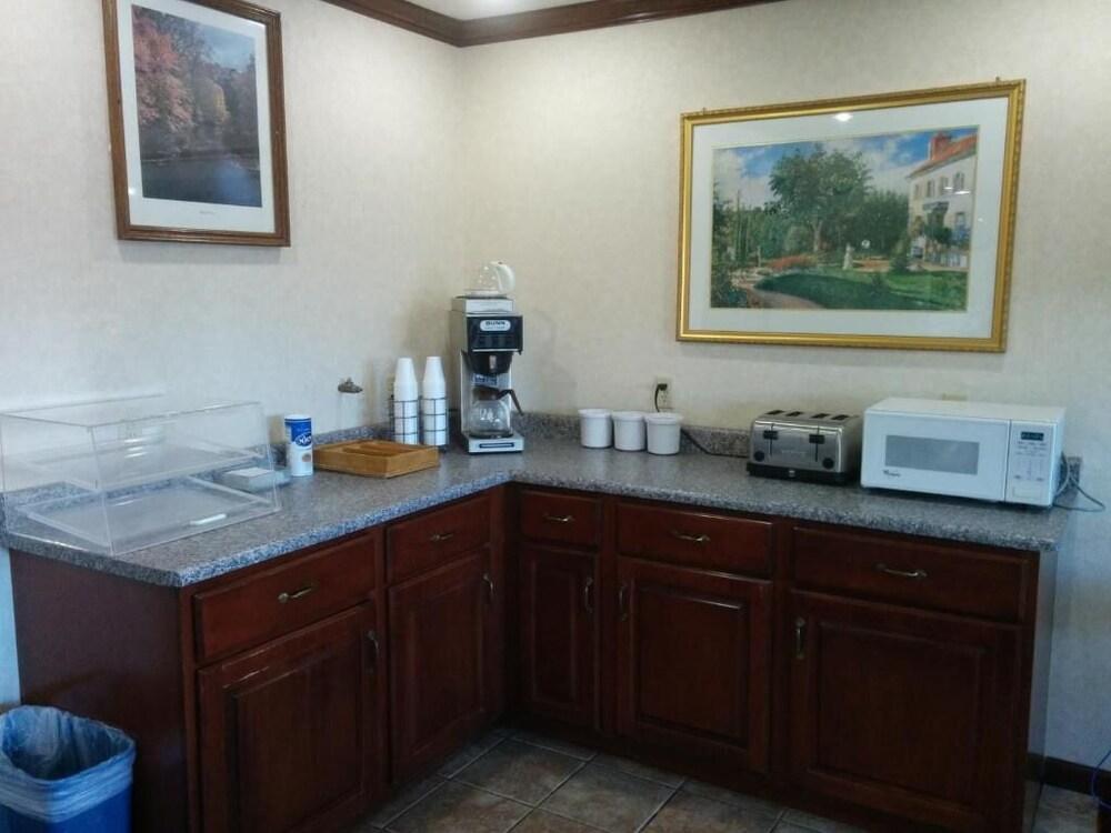 Budget Inn - Troy photo 17