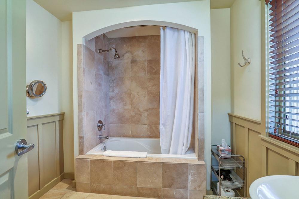 The Eagle Harbor Inn photo 3