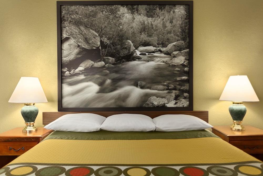 Super 8 by Wyndham Ridgecrest photo 19
