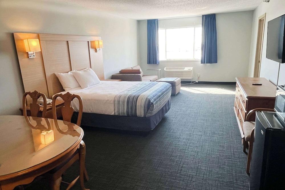 Days Inn & Suites by Wyndham Williamsburg IA North photo 15