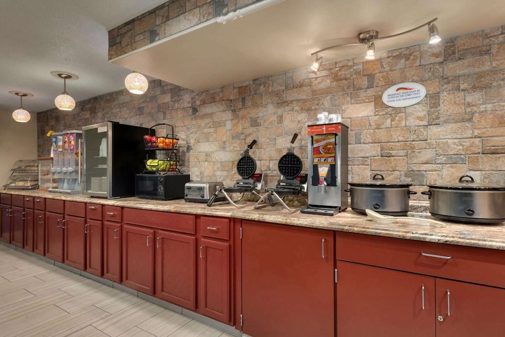 Baymont by Wyndham Muncie Near Ball State University photo 46
