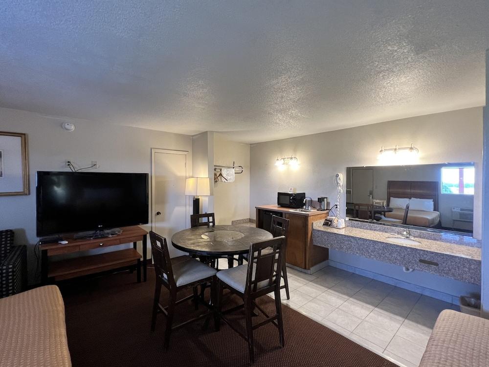 Americas Best Value Inn Edna photo 14