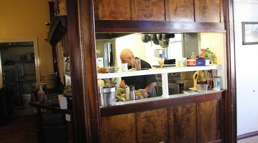 Irwin Street Inn photo 4