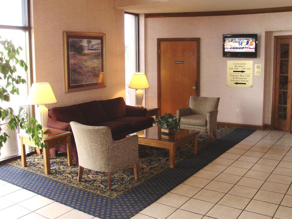 Trade Winds Central Inn photo 5