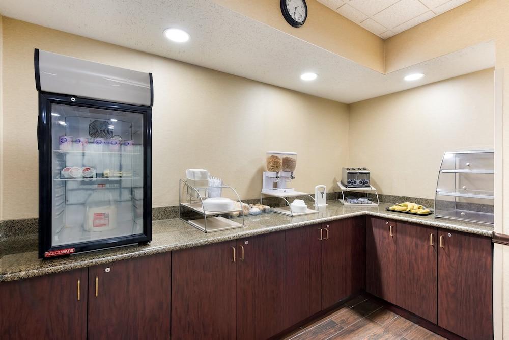 Red Roof Inn & Suites Columbus - West Broad photo 15