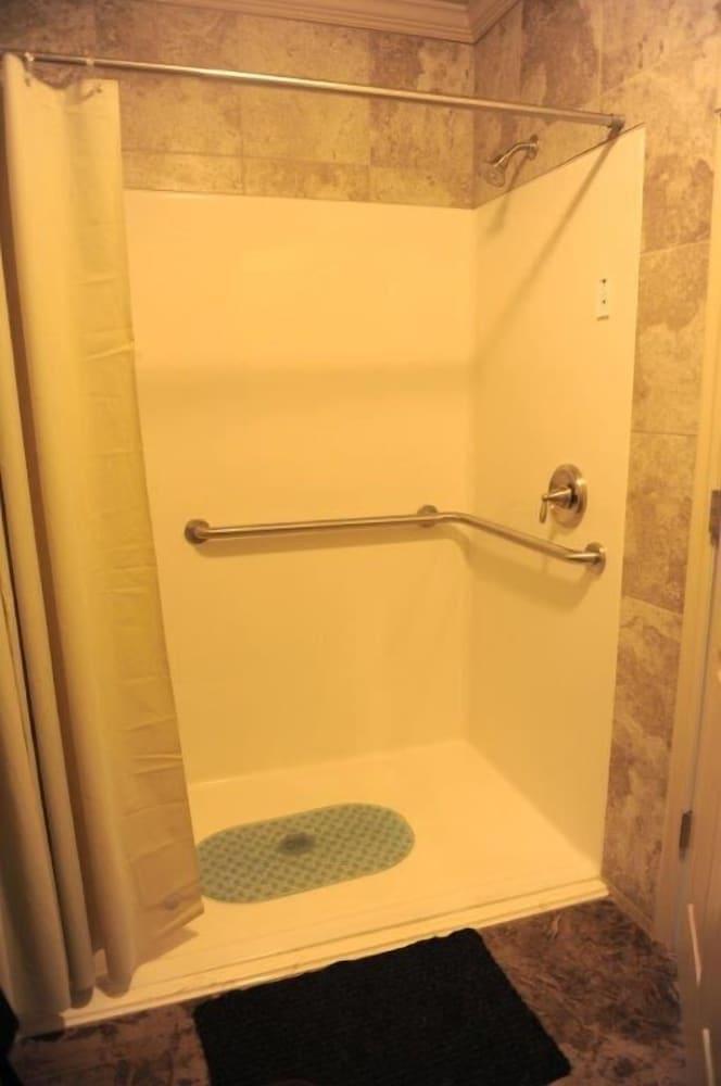 Camelot Inn at Honeyville photo 12