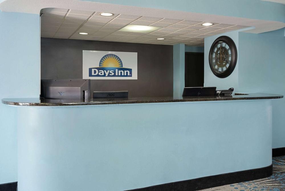 Days Inn by Wyndham Neenah photo 2