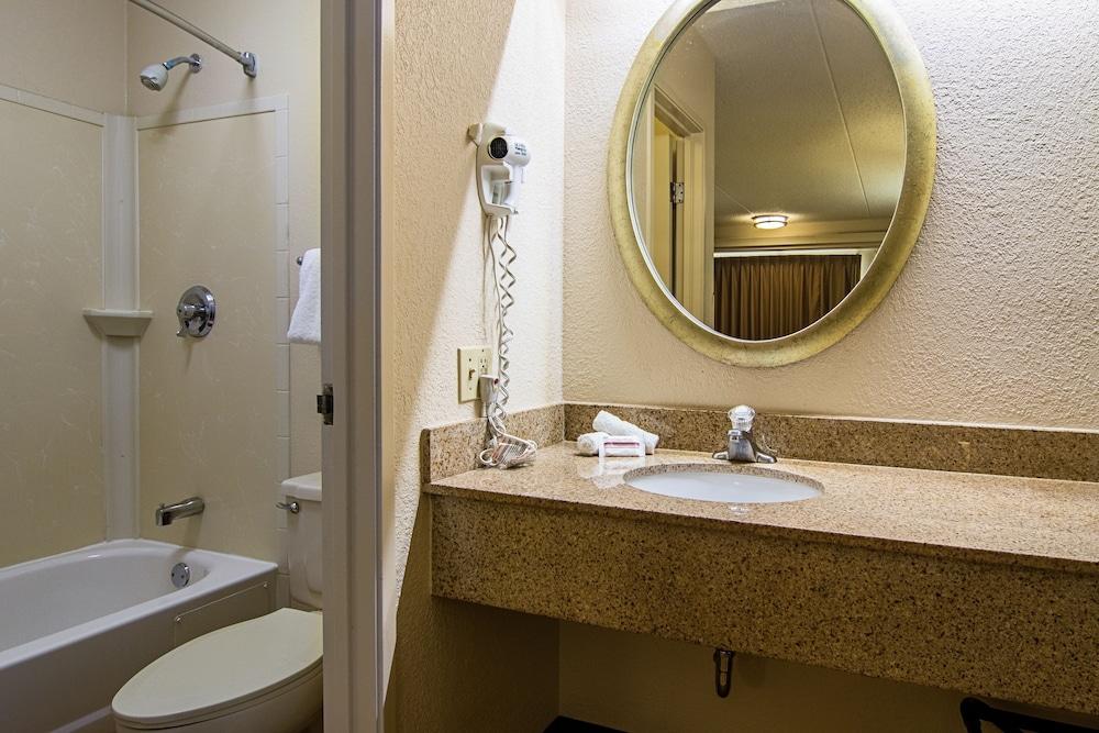 Red Oak Inn Detroit - Southfield photo 11
