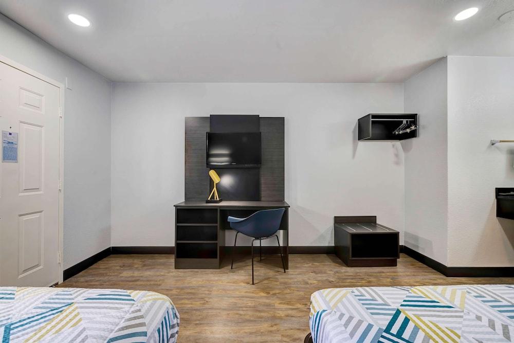 Motel 6 Denton, TX - UNT photo 31