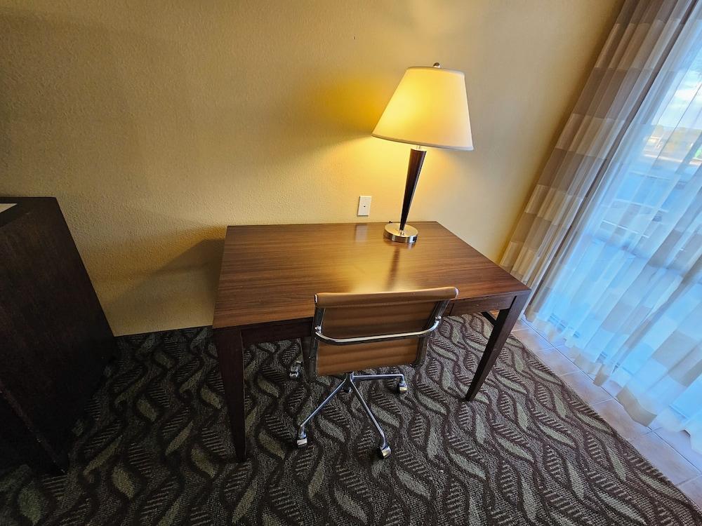 Clarion Inn & Suites Roswell photo 14