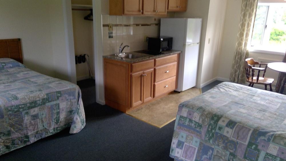 Village Green Motel photo 2