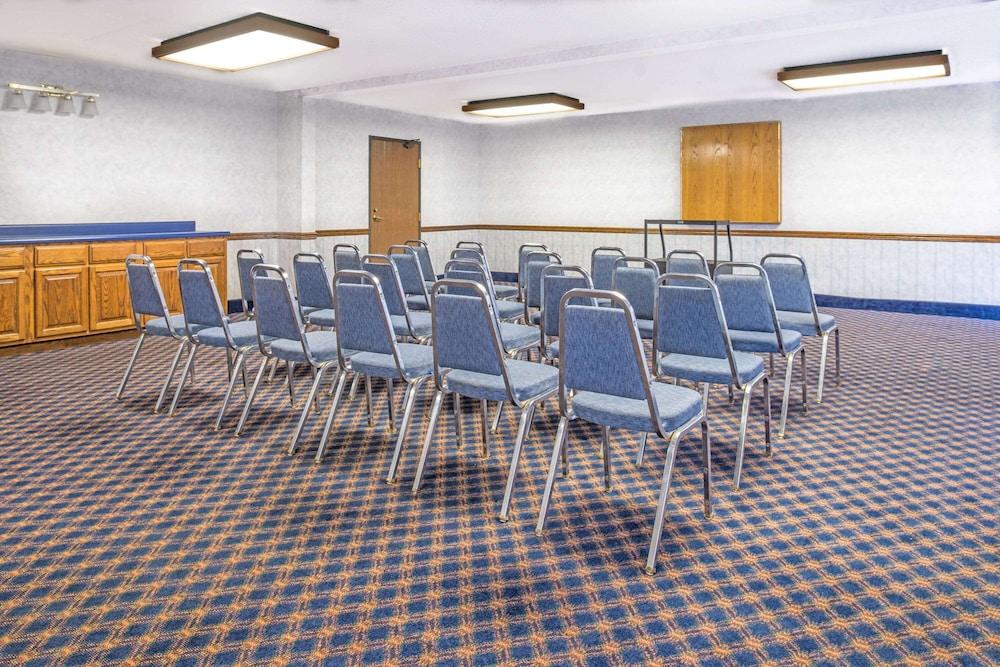Days Inn by Wyndham Pontoon Beach photo 11