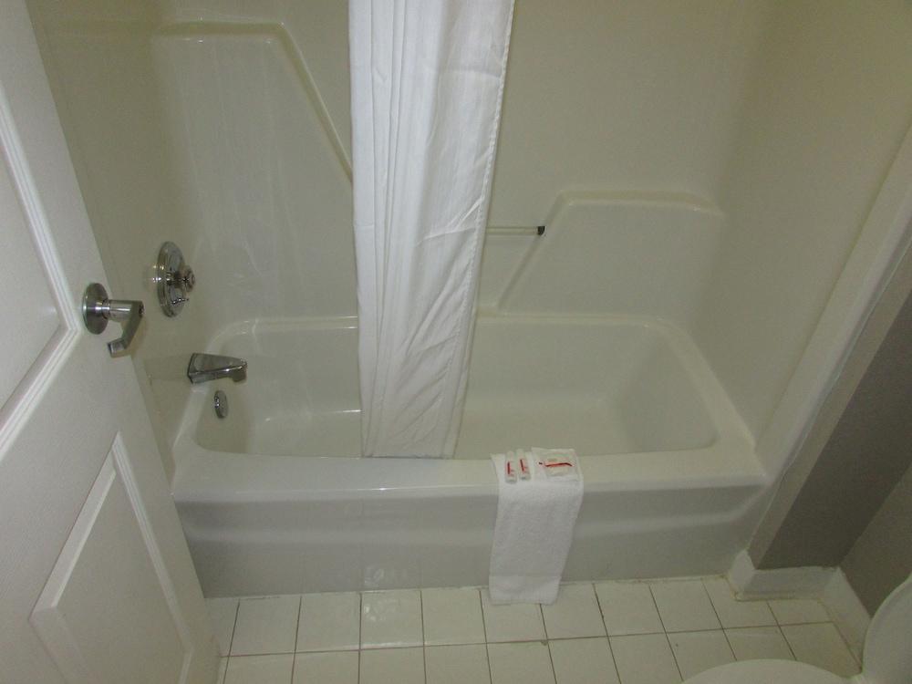 Days Inn & Suites by Wyndham Fort Valley photo 19