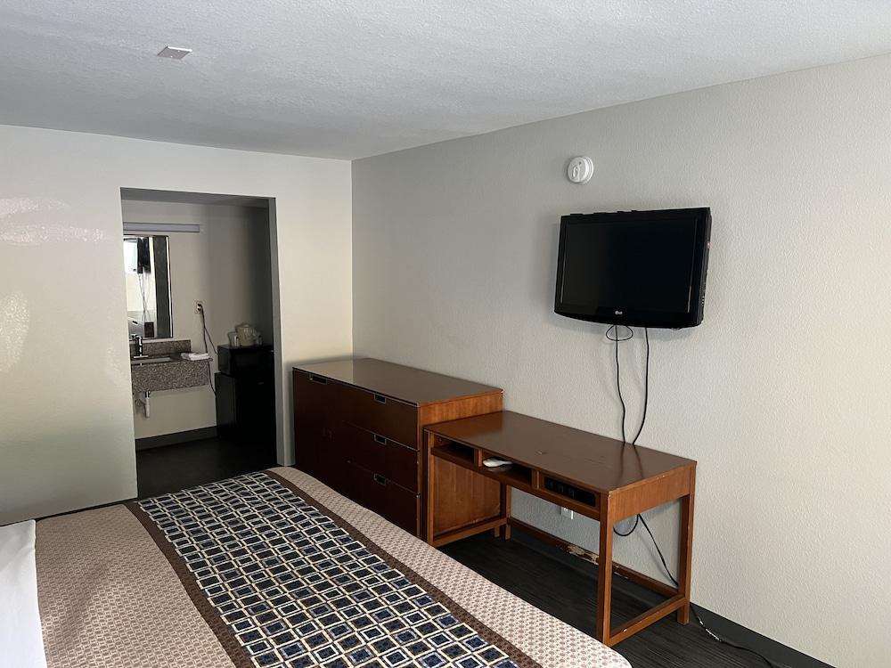 Rodeway Inn Commerce photo 8