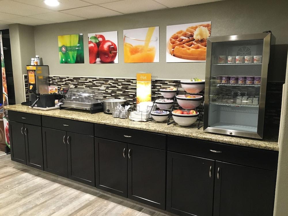 Quality Inn & Suites Winfield photo 39