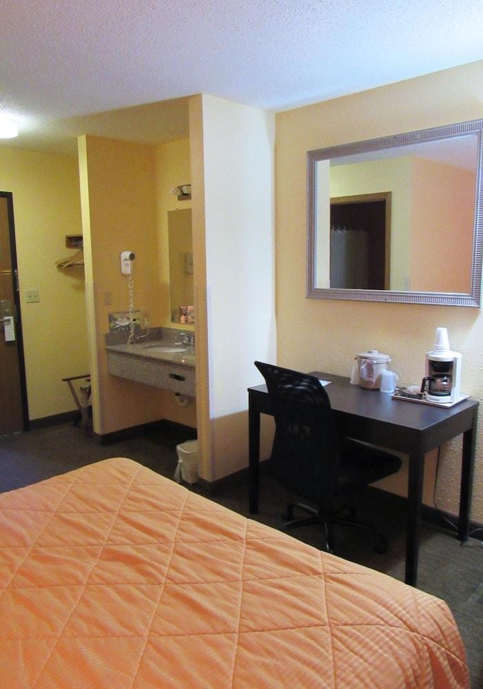 Red Rock Inn photo 14