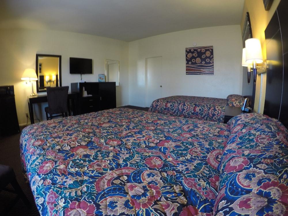 Indio Holiday Motel photo 16