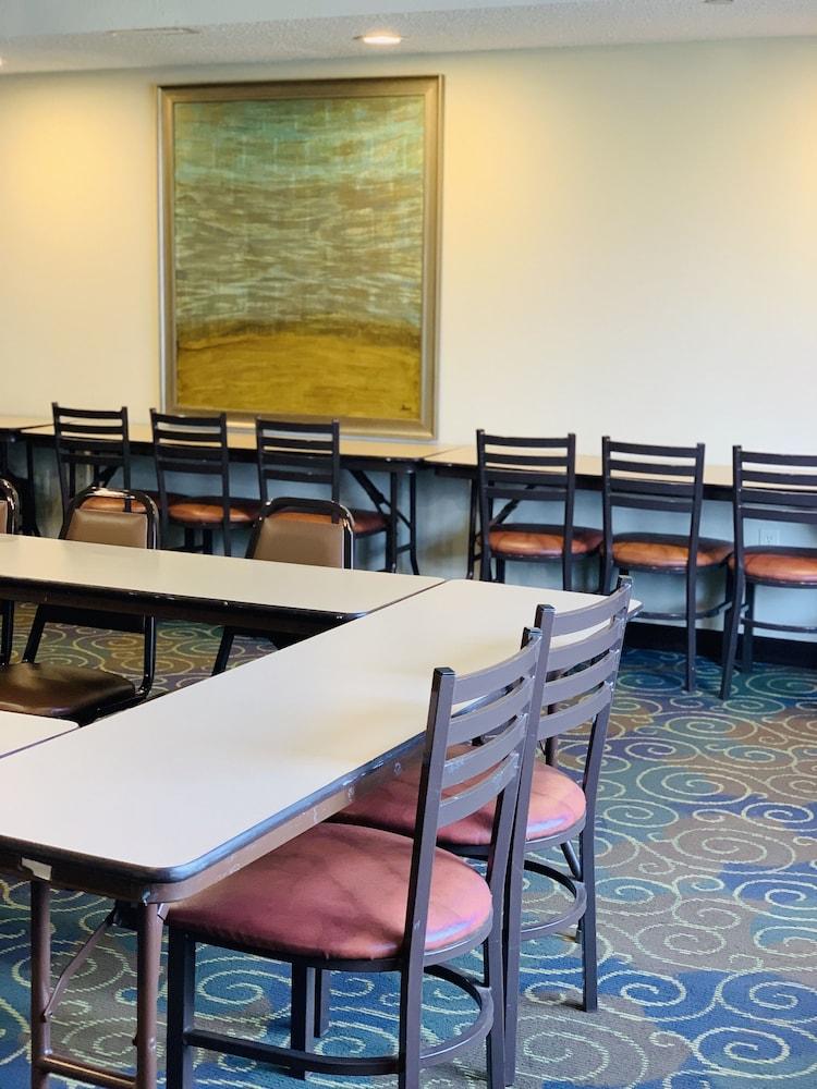 AmericInn by Wyndham Kewanee photo 9