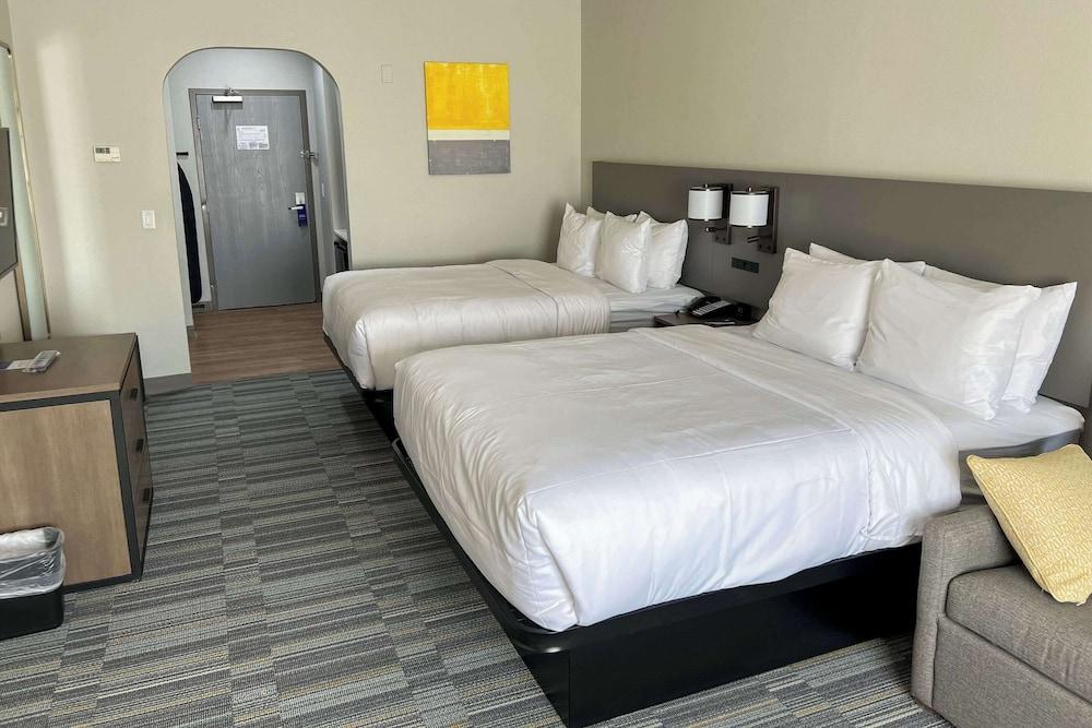 Comfort Inn & Suites photo 13