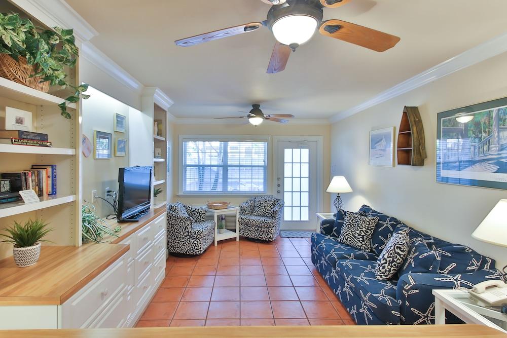 Tortuga Inn Beach Resort photo 49