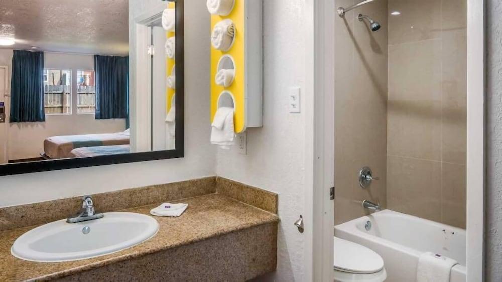 Motel 6 Houston, TX – FM 1960 - Bammel photo 4