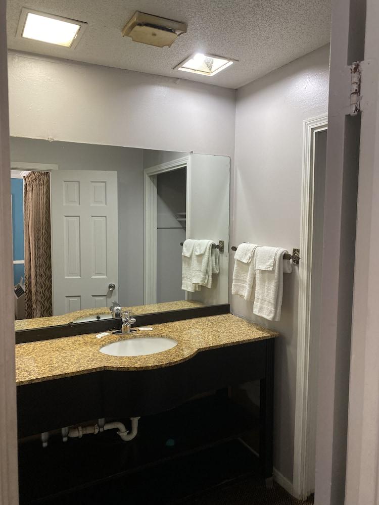 Colonial Manor Motel photo 9