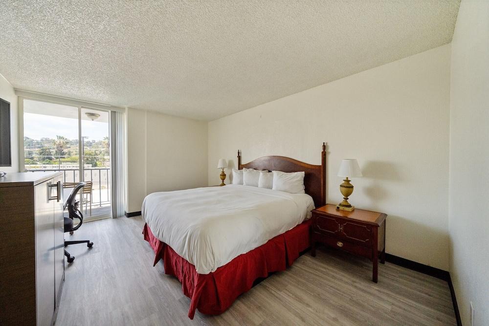 MC Pacific Inn & Suites photo 16