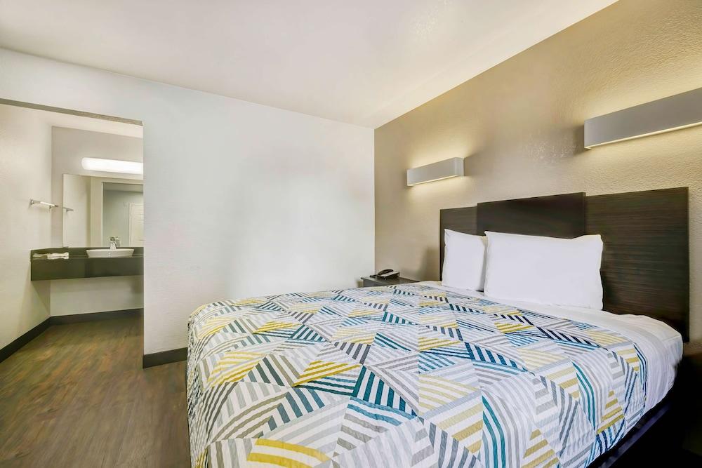 Motel 6 Denton, TX - UNT photo 26