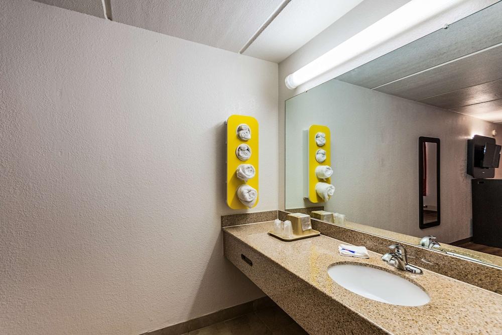 Motel 6 Cleveland, TX photo 12