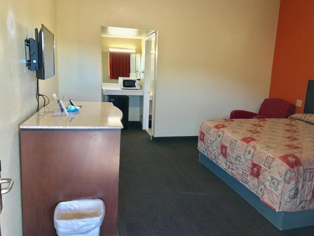 Scottish Inns & Suites photo 16