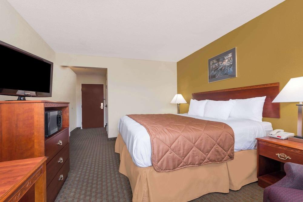 Days Inn by Wyndham Norton photo 9