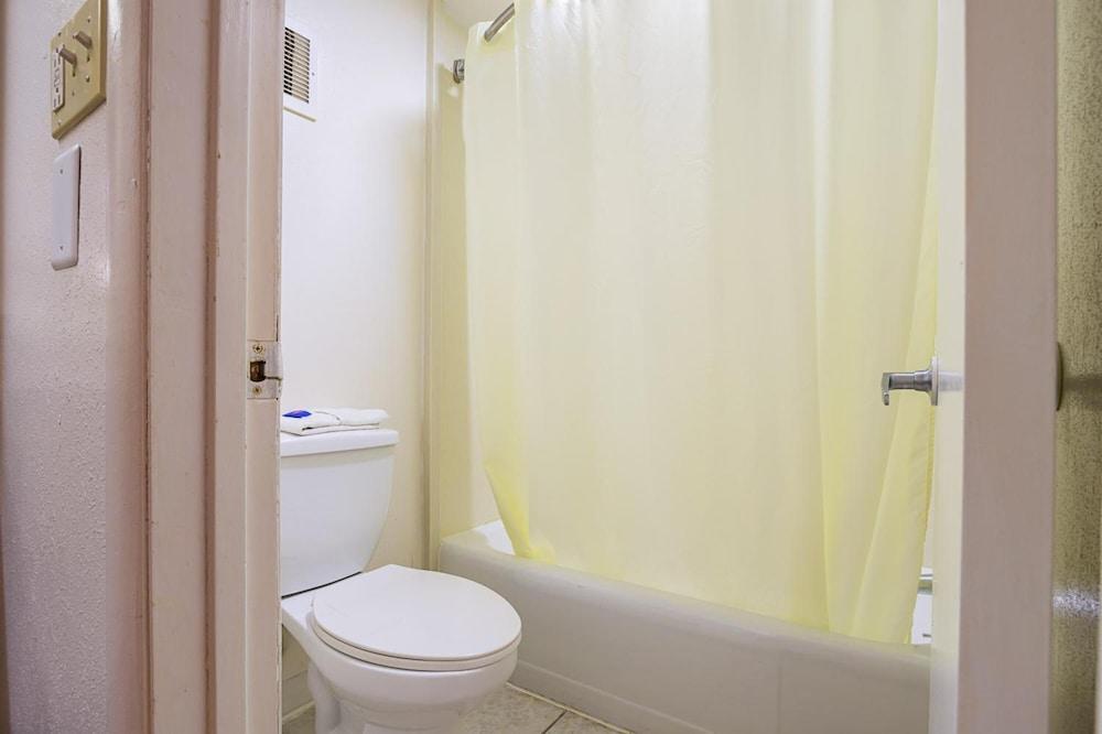 Clarion Pointe Decatur Downtown photo 5