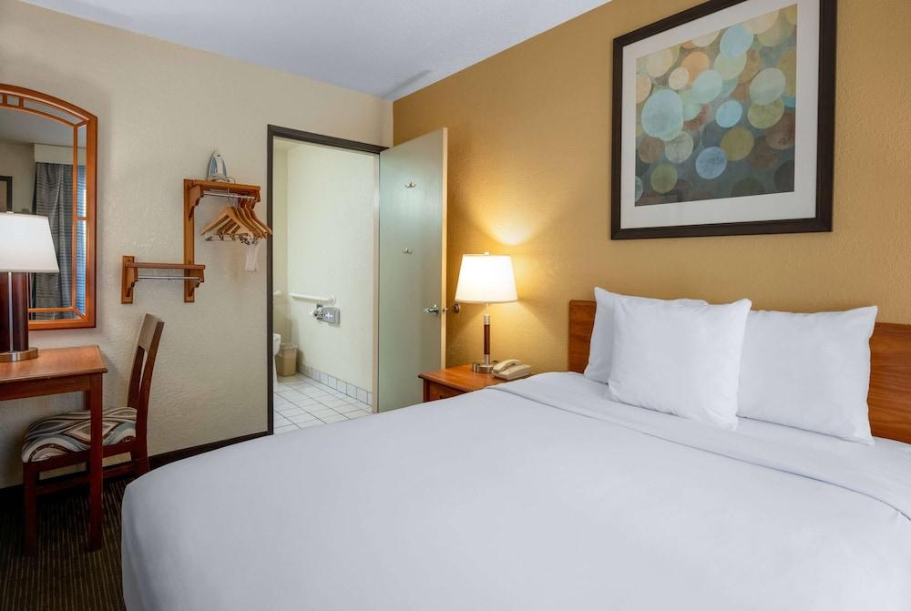 Days Inn by Wyndham Encinitas Moonlight Beach photo 21