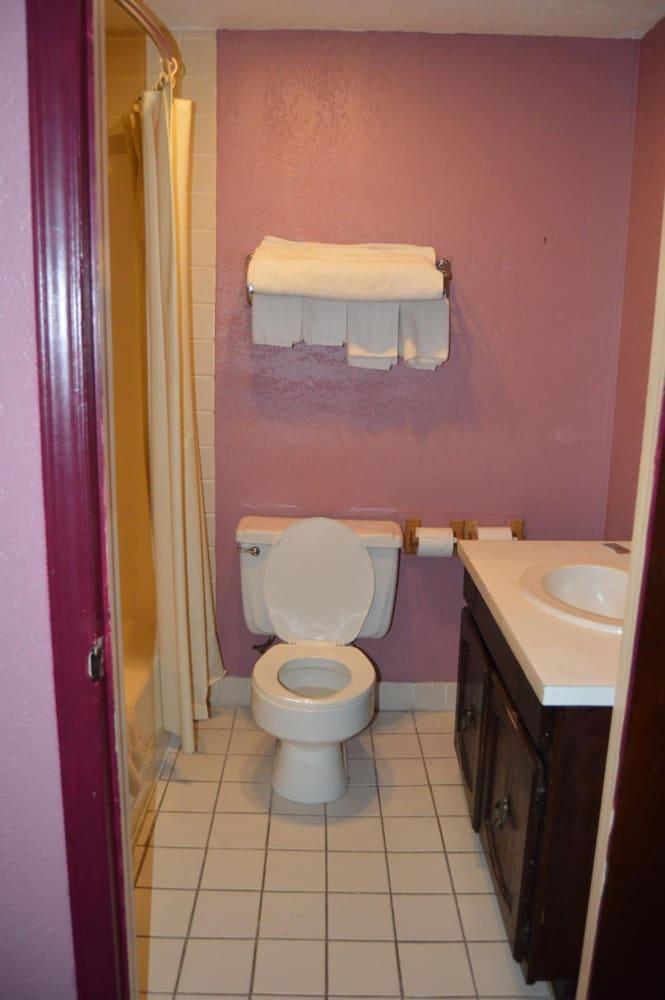 Budget Inn of Claypool Hill photo 25