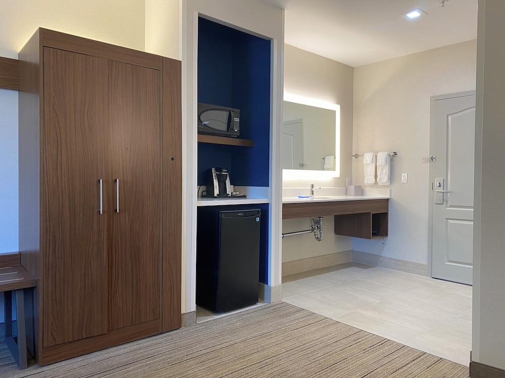 Holiday Inn Express & Suites Mountain View Silicon Valley by IHG photo 5