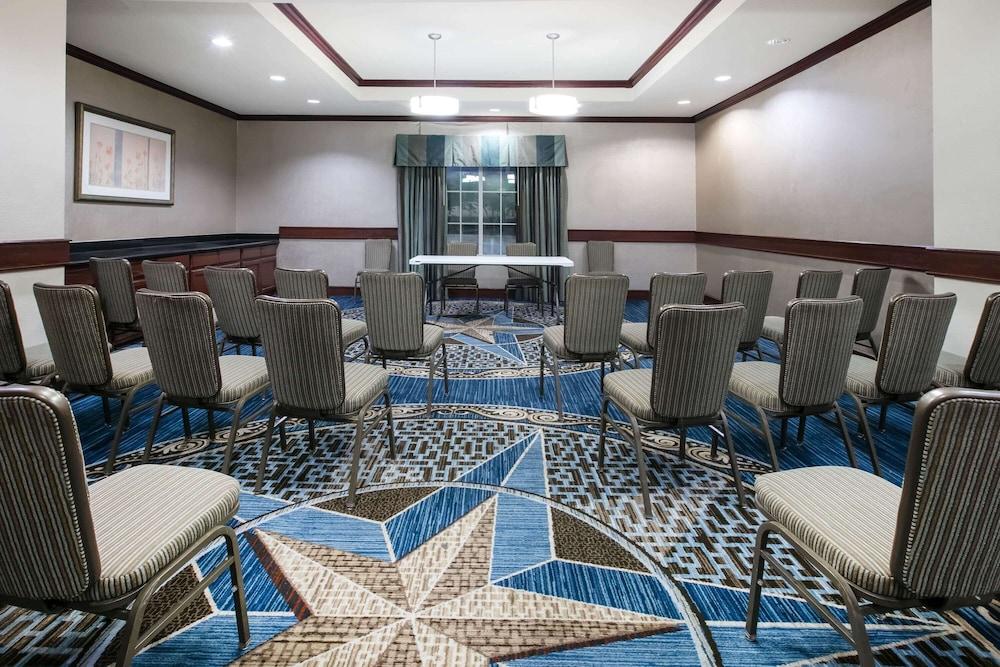 La Quinta Inn & Suites by Wyndham DFW Airport West - Euless photo 37