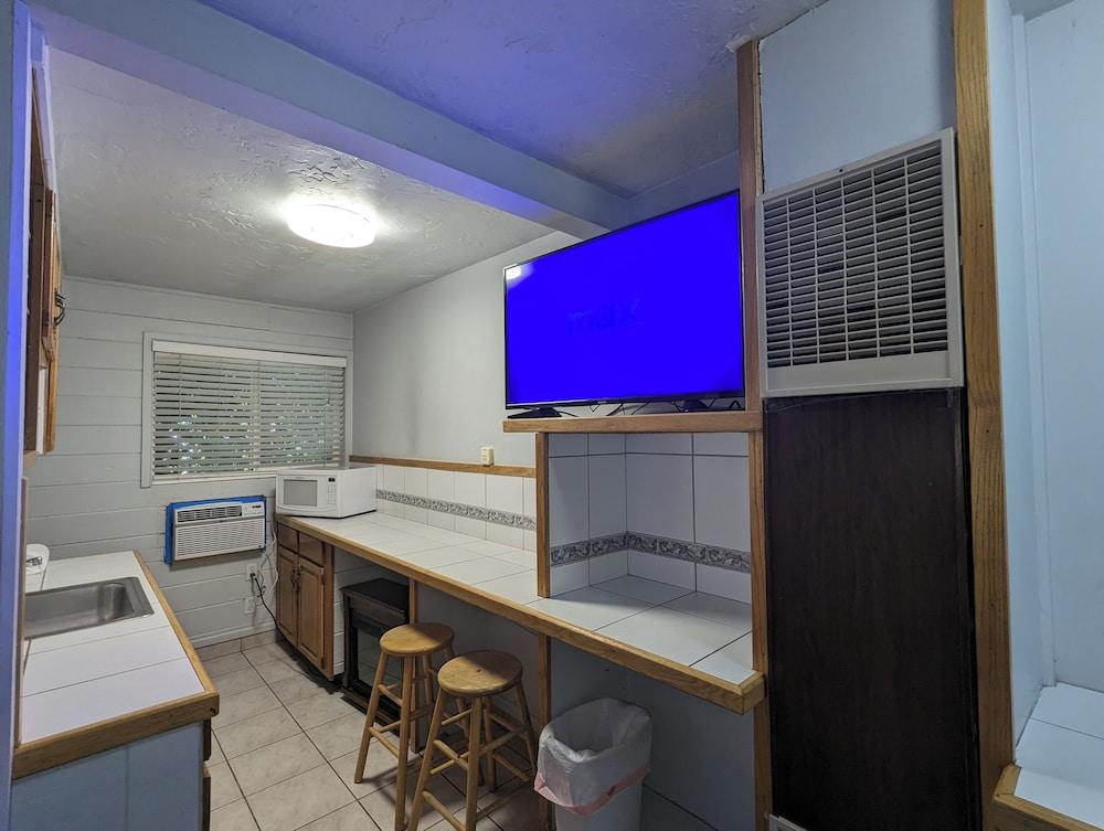 Majestic Rockies Motel photo 8