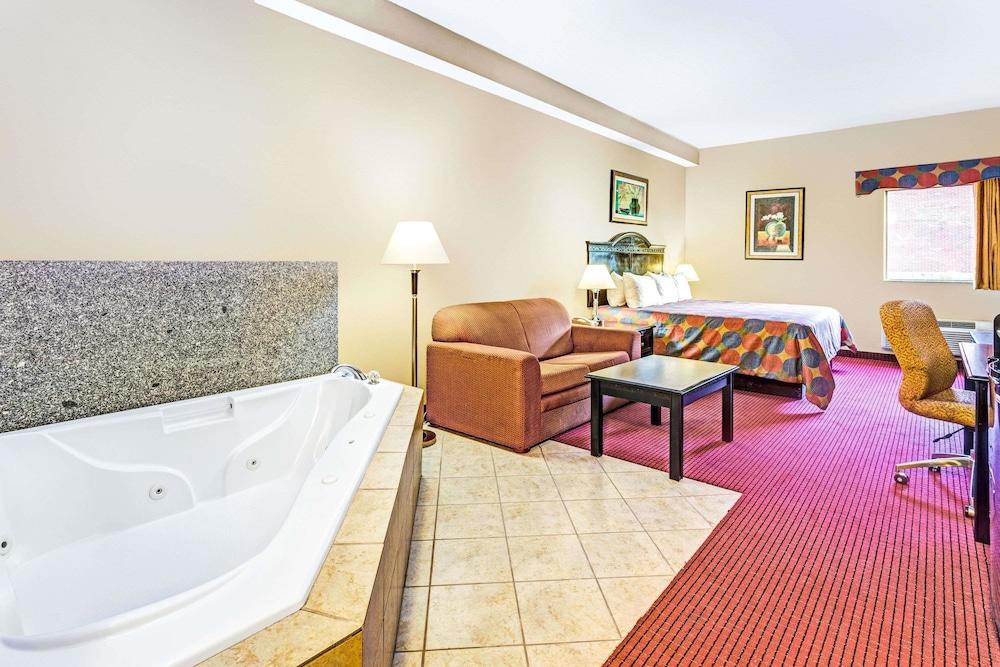 Days Inn & Suites by Wyndham Jeffersonville IN photo 5