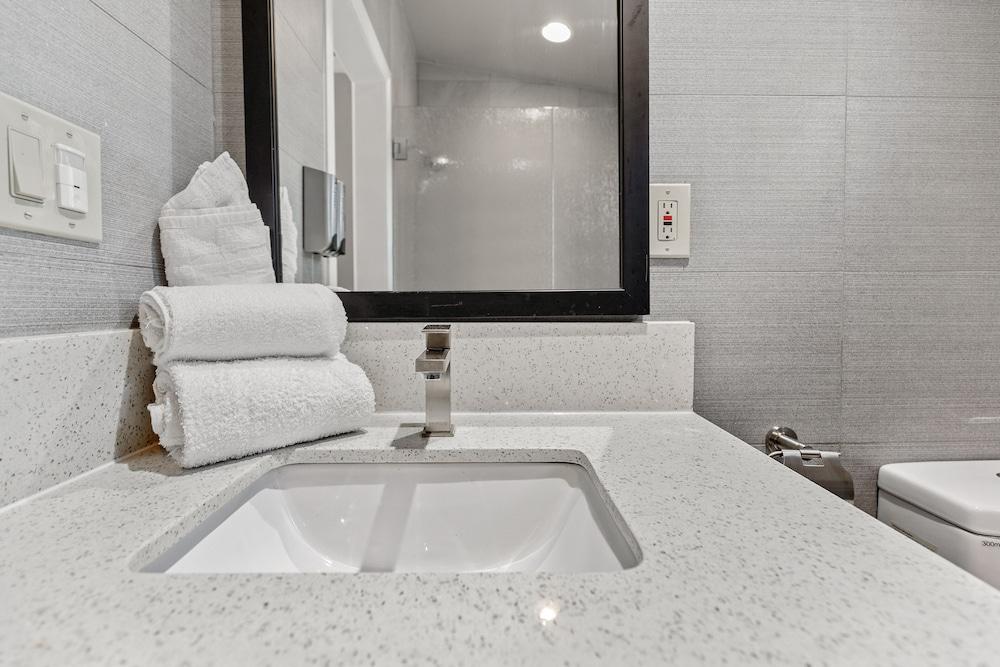 Le Blanc Inn & Suites photo 85