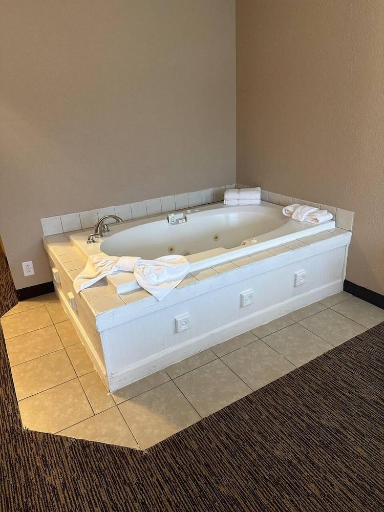 Baymont by Wyndham Lawrenceburg photo 24