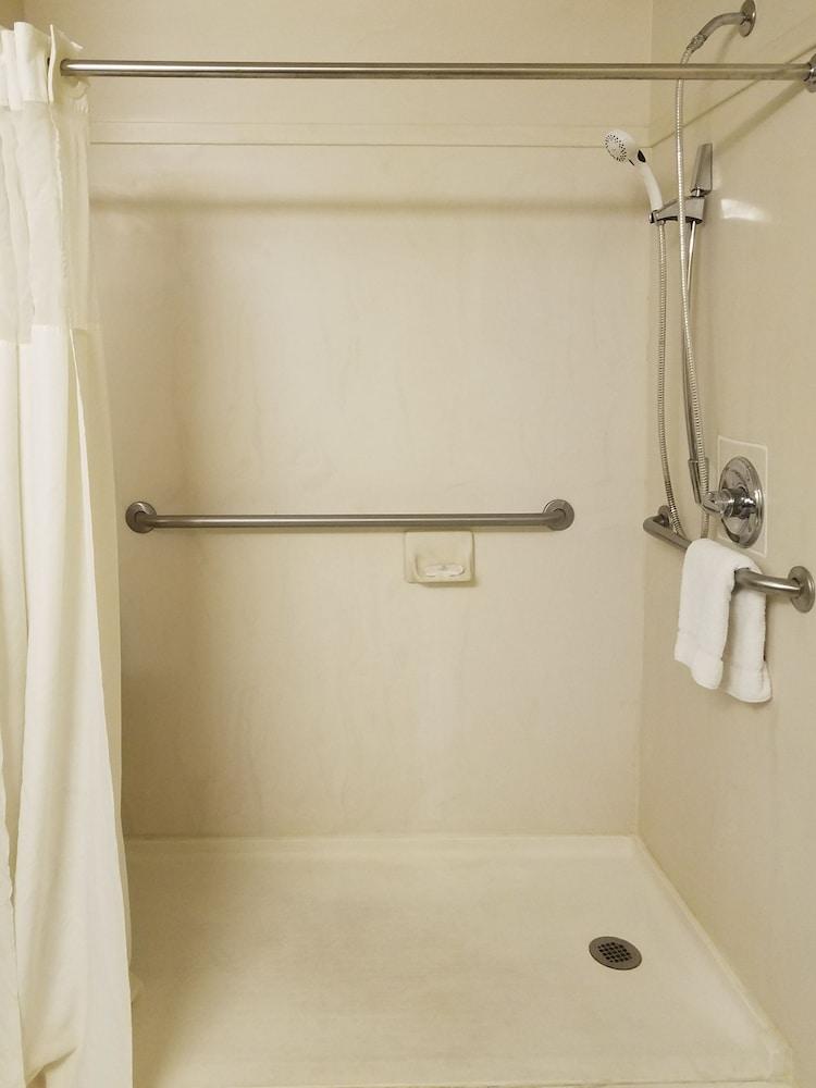 Quality Inn & Suites Charleston - Civic Center photo 27