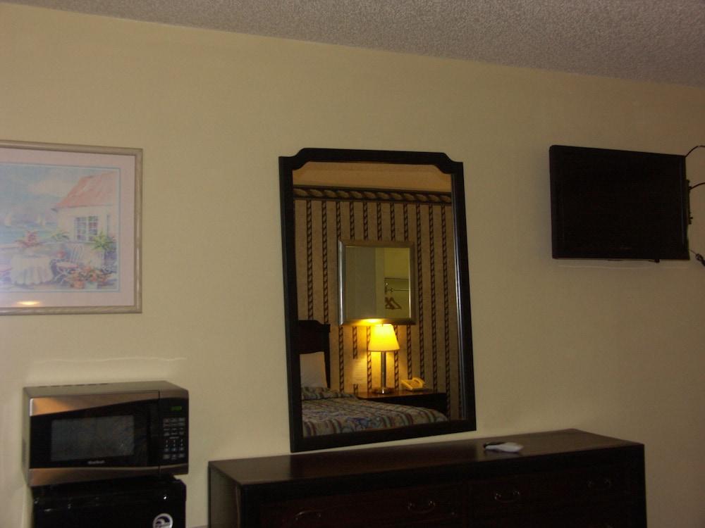 Deerwood Inn and Madison Campground photo 24