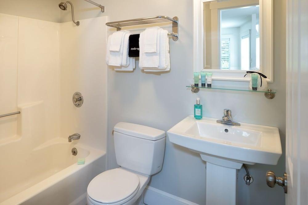 Glen Cove Inn & Suites photo 52
