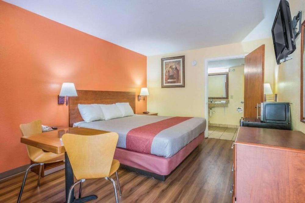 HomeTown Inn & Suites photo 21