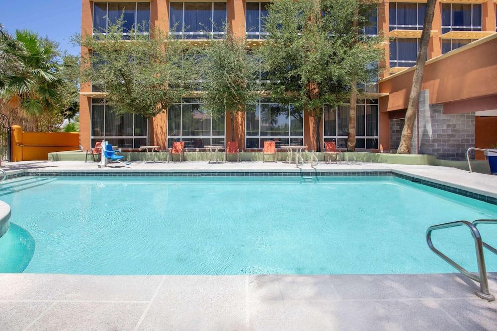Holiday Inn Express & Suites Phoenix Midtown by IHG photo 13